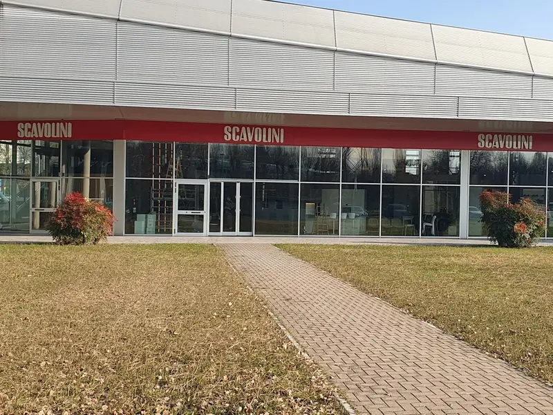 La facciata dello Scavolini Store Reggio Emilia, in Largo Giambellino 10-10a-11